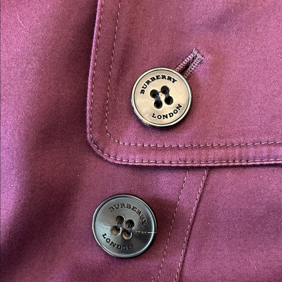 Elegant Double-Breasted Burberry Trench Coat in Deep Burgundy - Picture 8 of 12